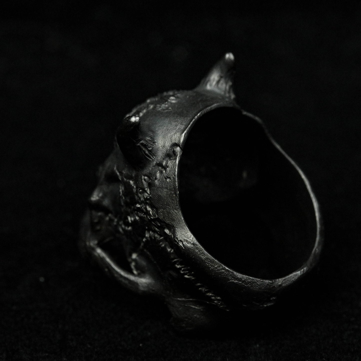 Jawless skull silver ring, horned skull ring, fine detail 925 sterling silver ring, ring skull jewelry, Inlaid eye ring.