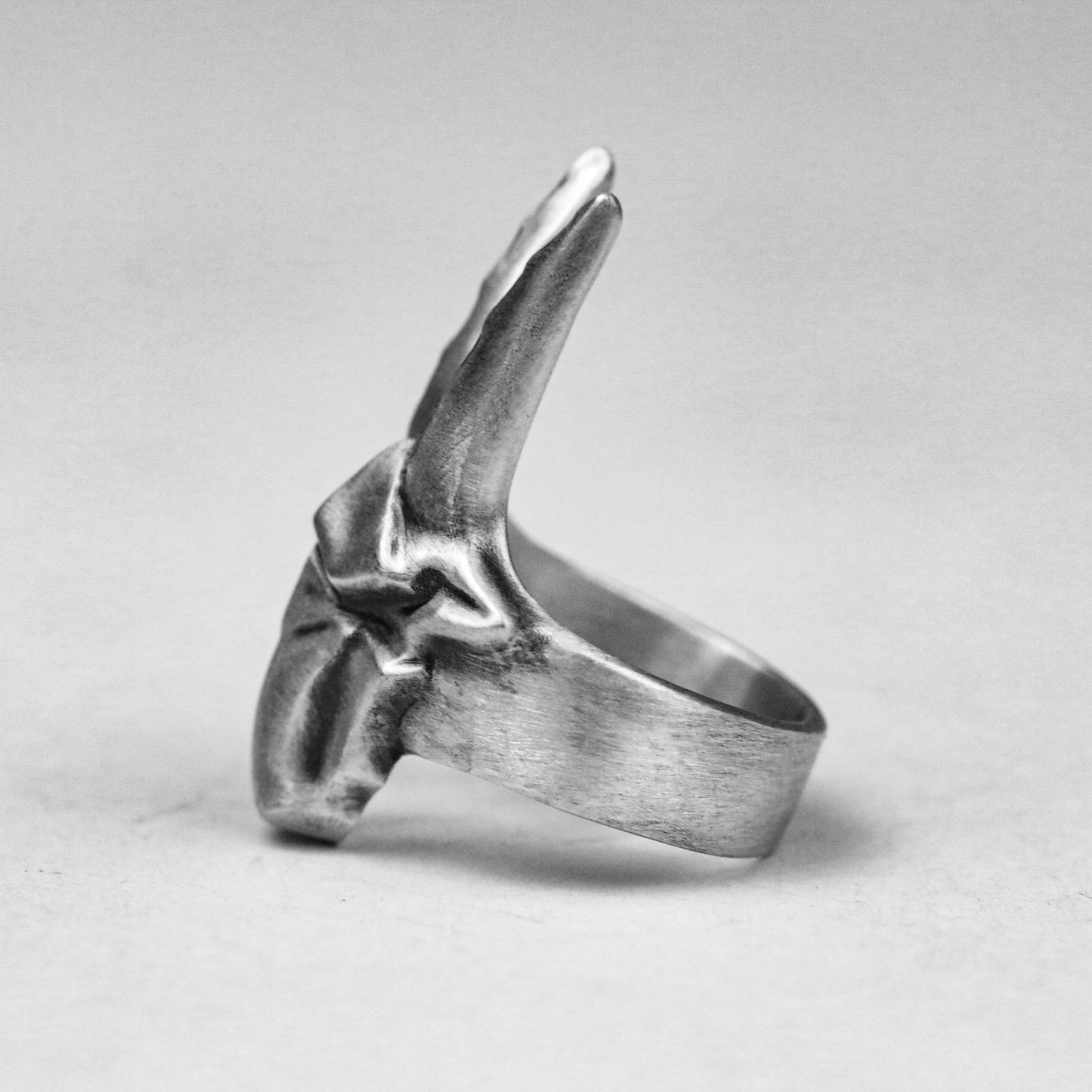 Geometric Goat Head Ring - Ram Horn Skull Jewelry - Plain Silver Sheep Ring - Handmade Abstract Angled Sheep Head Gift - Retro Sheep Jewelry.