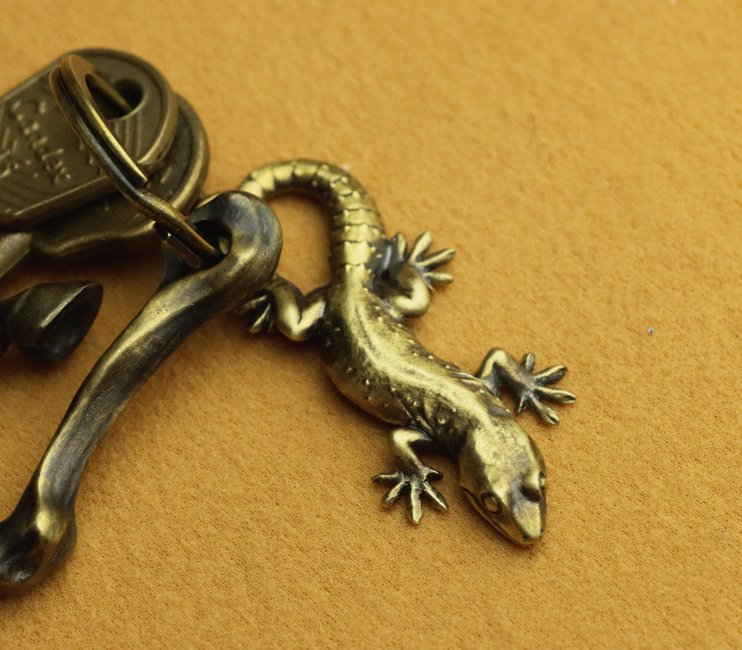 Brass solid gecko keychain, lizard key pendant, daily accessories-handmade jewelry-Craftsmen made