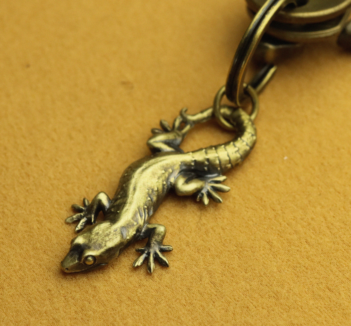 Brass solid gecko keychain, lizard key pendant, daily accessories-handmade jewelry-Craftsmen made