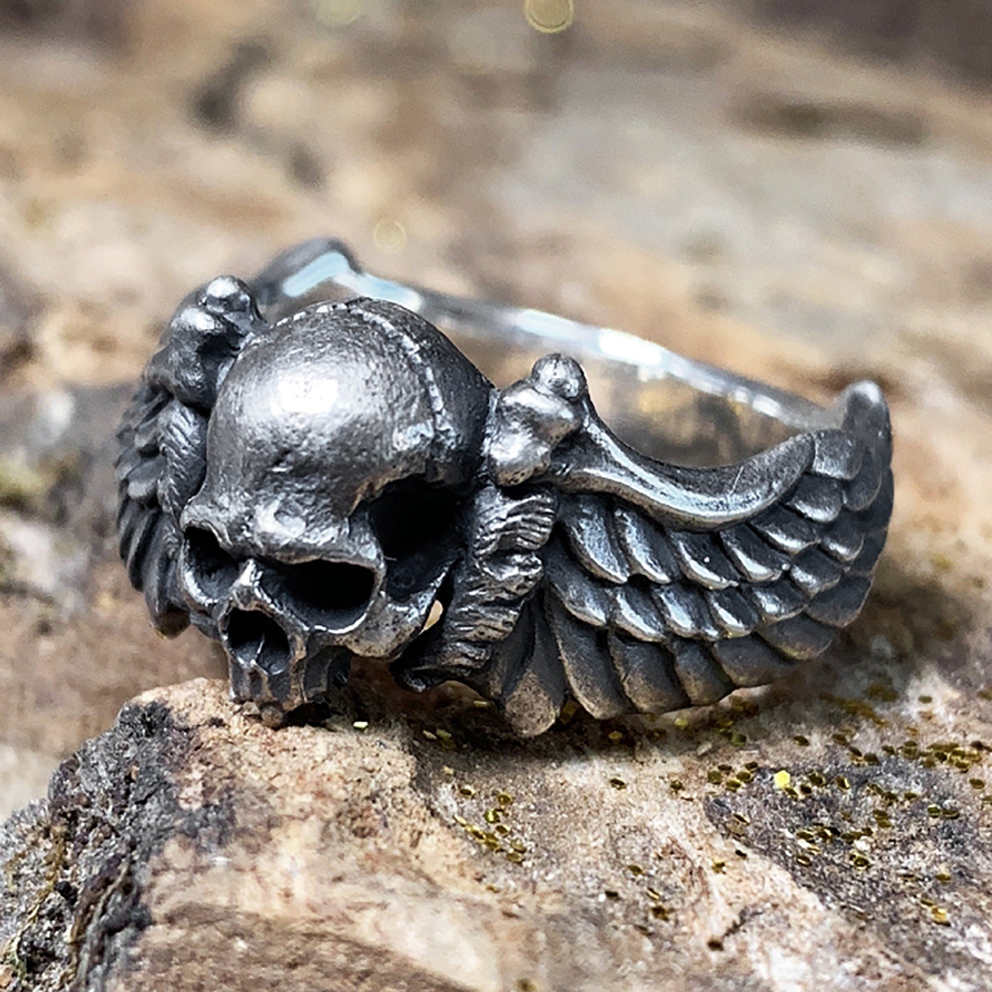 Skull with store wings ring