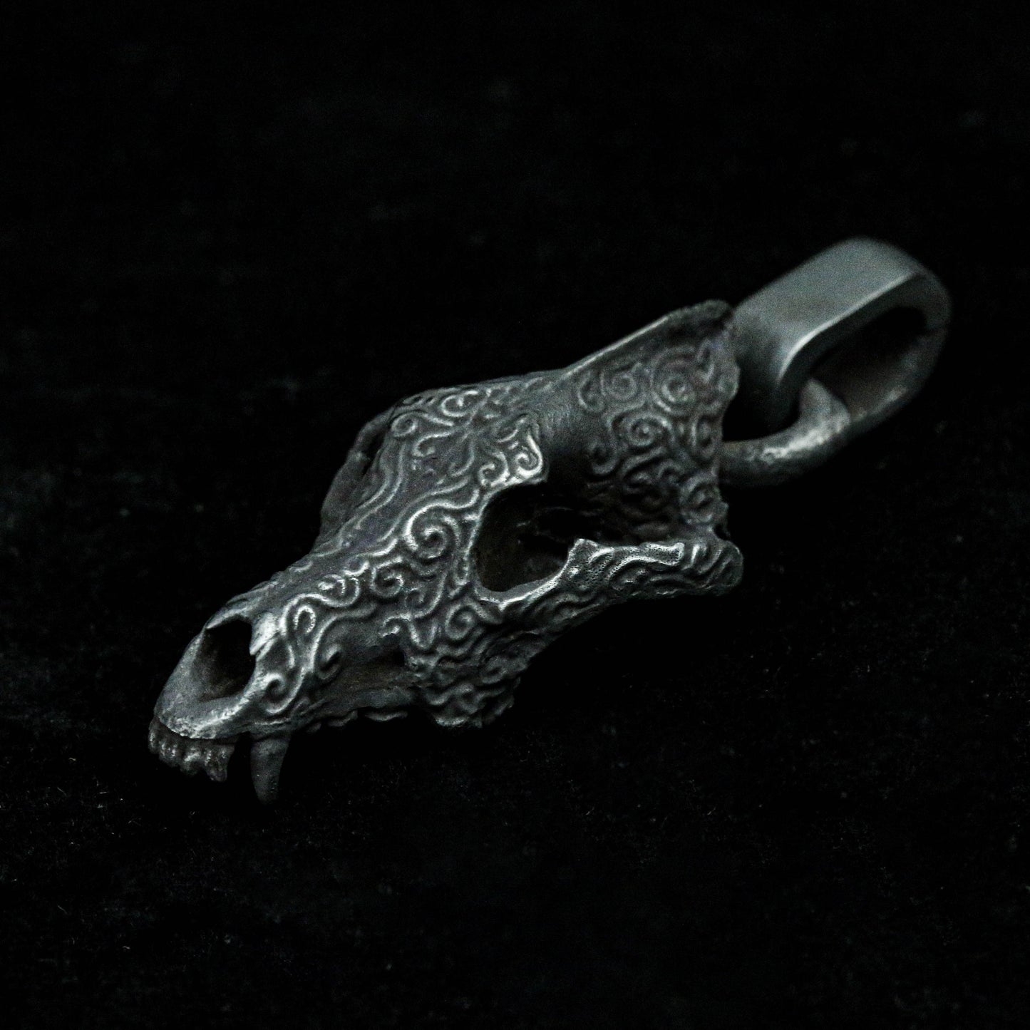 Wolf skull pendant totem skull retro dark wolf head pendant sterling silver brass hollow jewelry texture