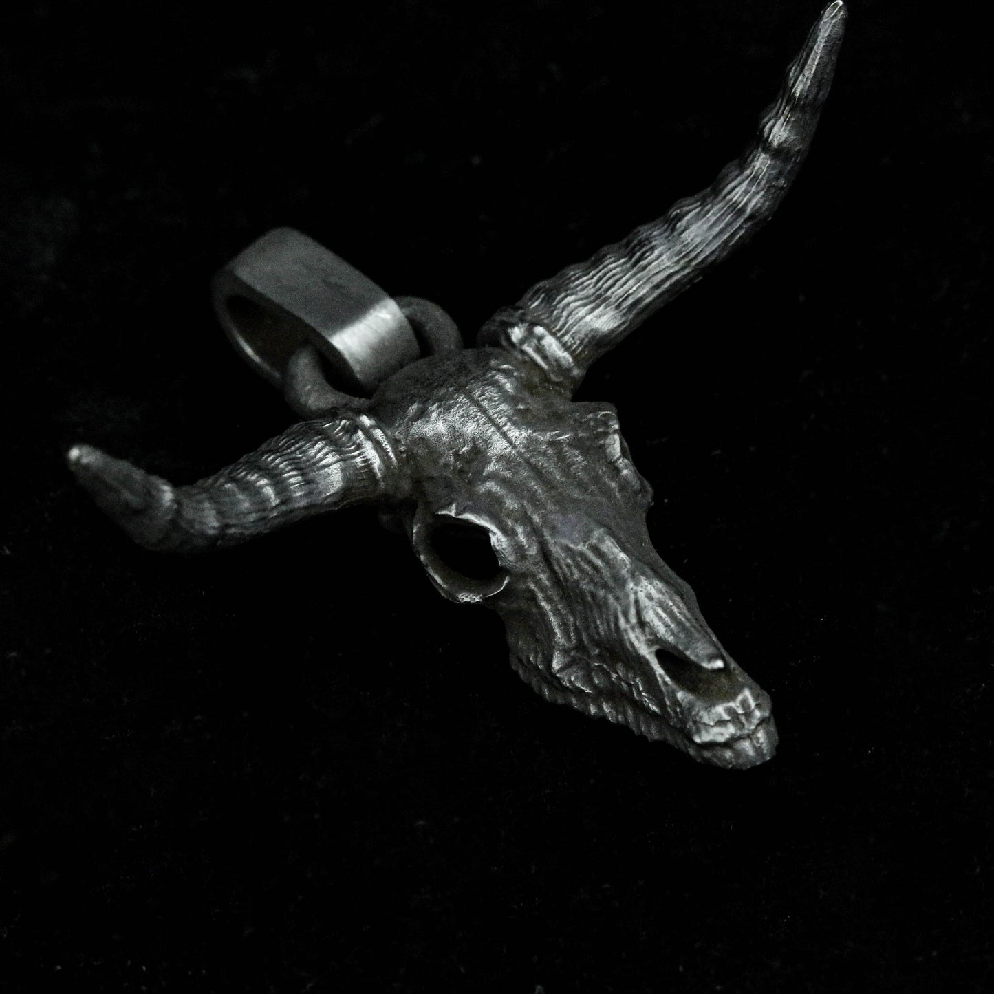 Cow skull Longhorn skull pendant zodiac animal year mascot birthday gift retro classic picture large black pendant