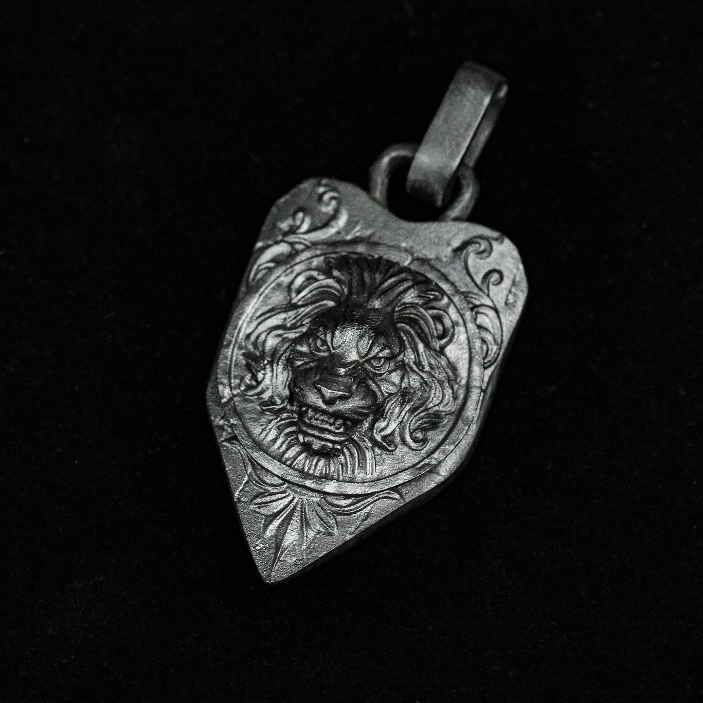 Lion King Pendant Shield-shaped Pendant Brass Tag Heavy Embossed One Beast Animal Hegemony 925 Silver Hegemony Hand-carved Products