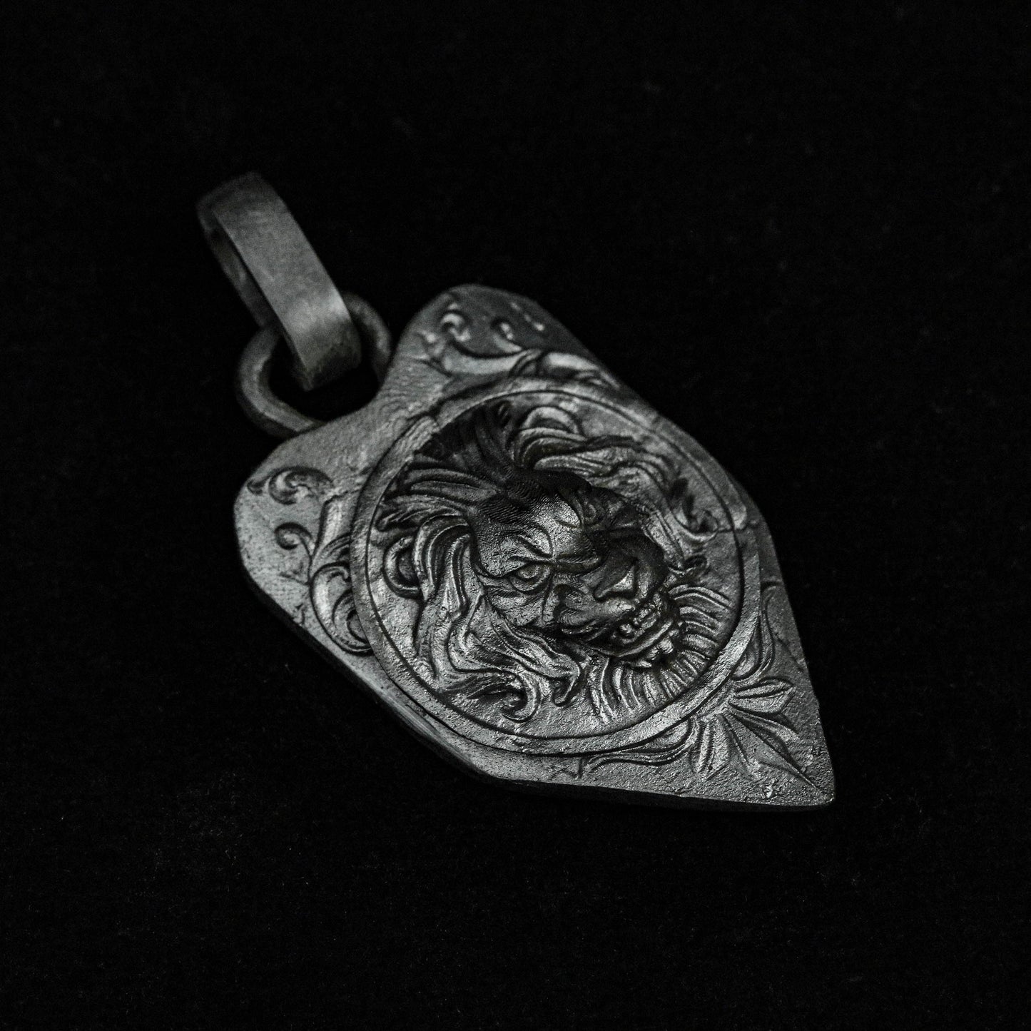 Lion King Pendant Shield-shaped Pendant Brass Tag Heavy Embossed One Beast Animal Hegemony 925 Silver Hegemony Hand-carved Products