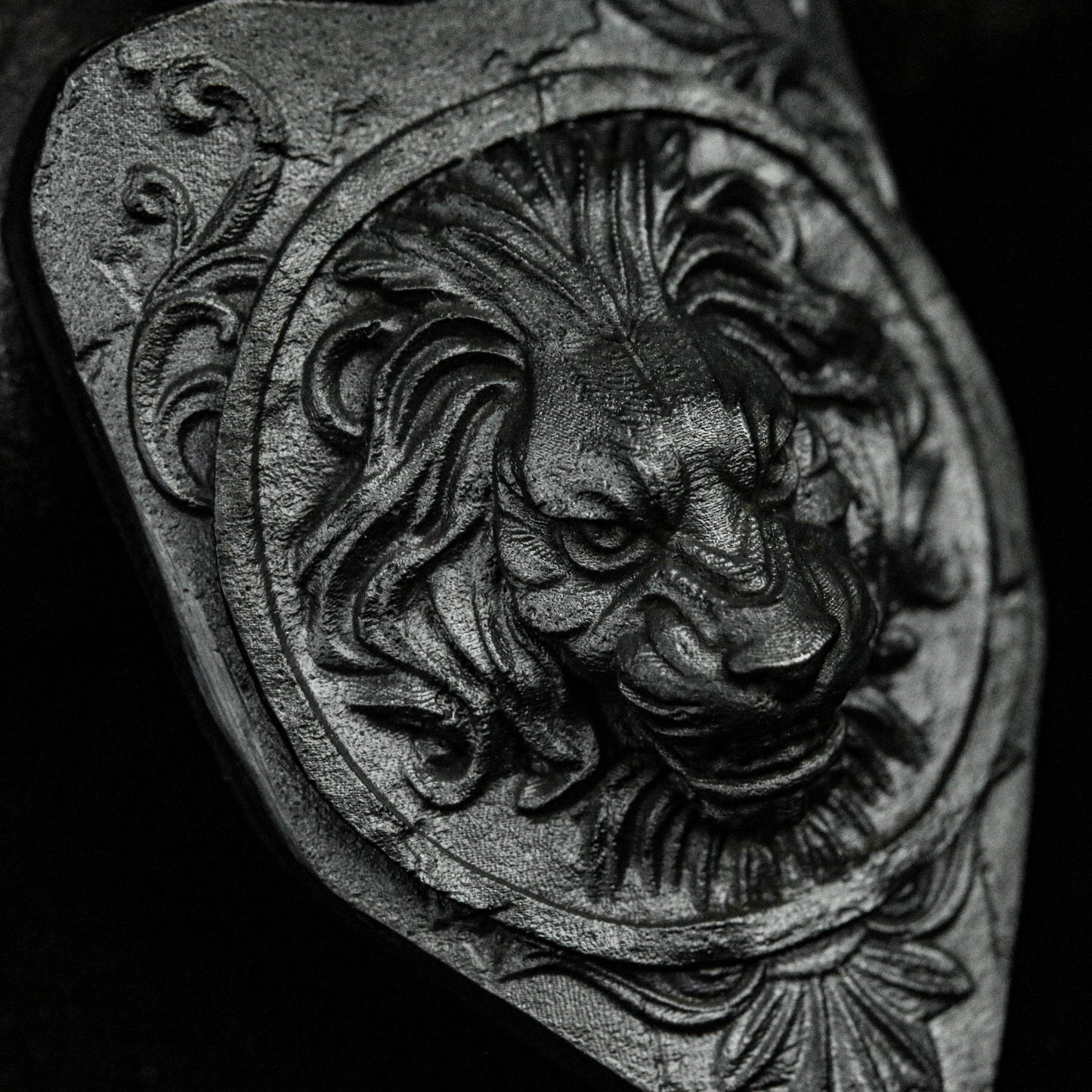 Lion King Pendant Shield-shaped Pendant Brass Tag Heavy Embossed One Beast Animal Hegemony 925 Silver Hegemony Hand-carved Products