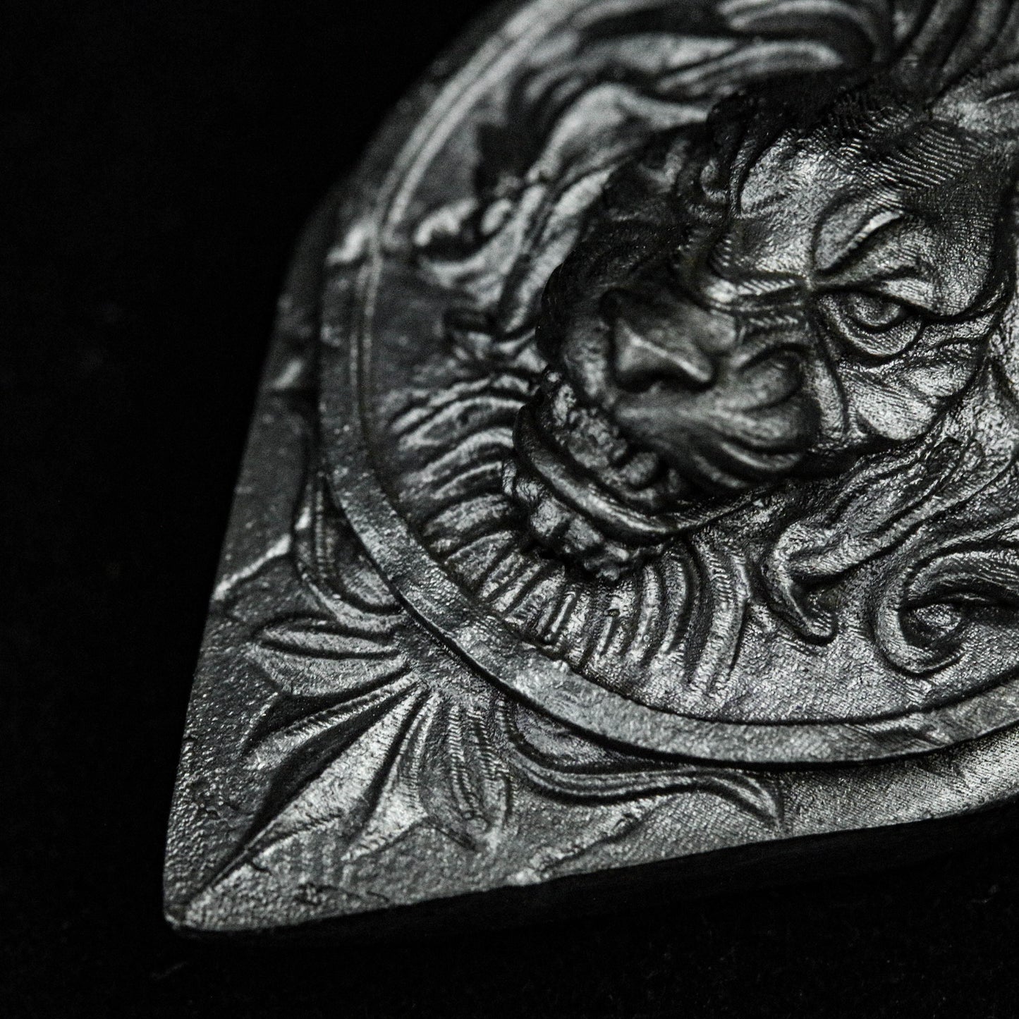 Lion King Pendant Shield-shaped Pendant Brass Tag Heavy Embossed One Beast Animal Hegemony 925 Silver Hegemony Hand-carved Products