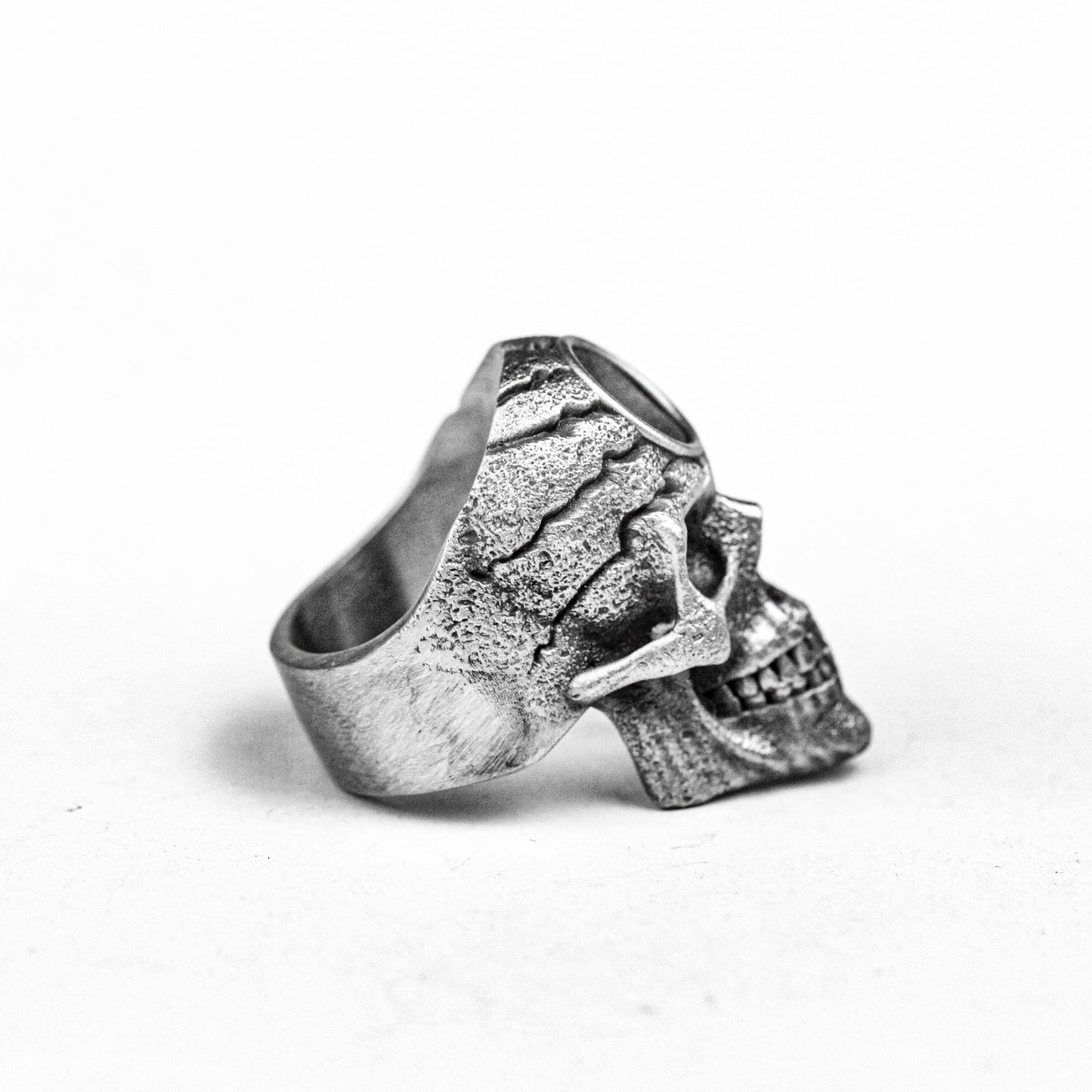 Skull silver ring, one-eyed ring, bachelor jewelry. Vintage Rings, Gothic Jewelry, Inlaid Skull Rings, Adjustable Rings, Original Jewelry