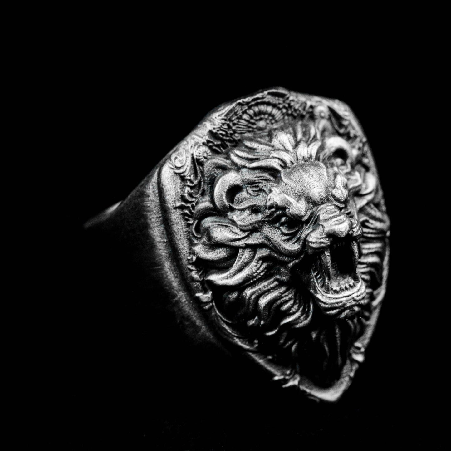 Shield-shaped lion ring, lion king brass ring, domineering men's ring, new silver ring with embossed design, mythical beast open ring