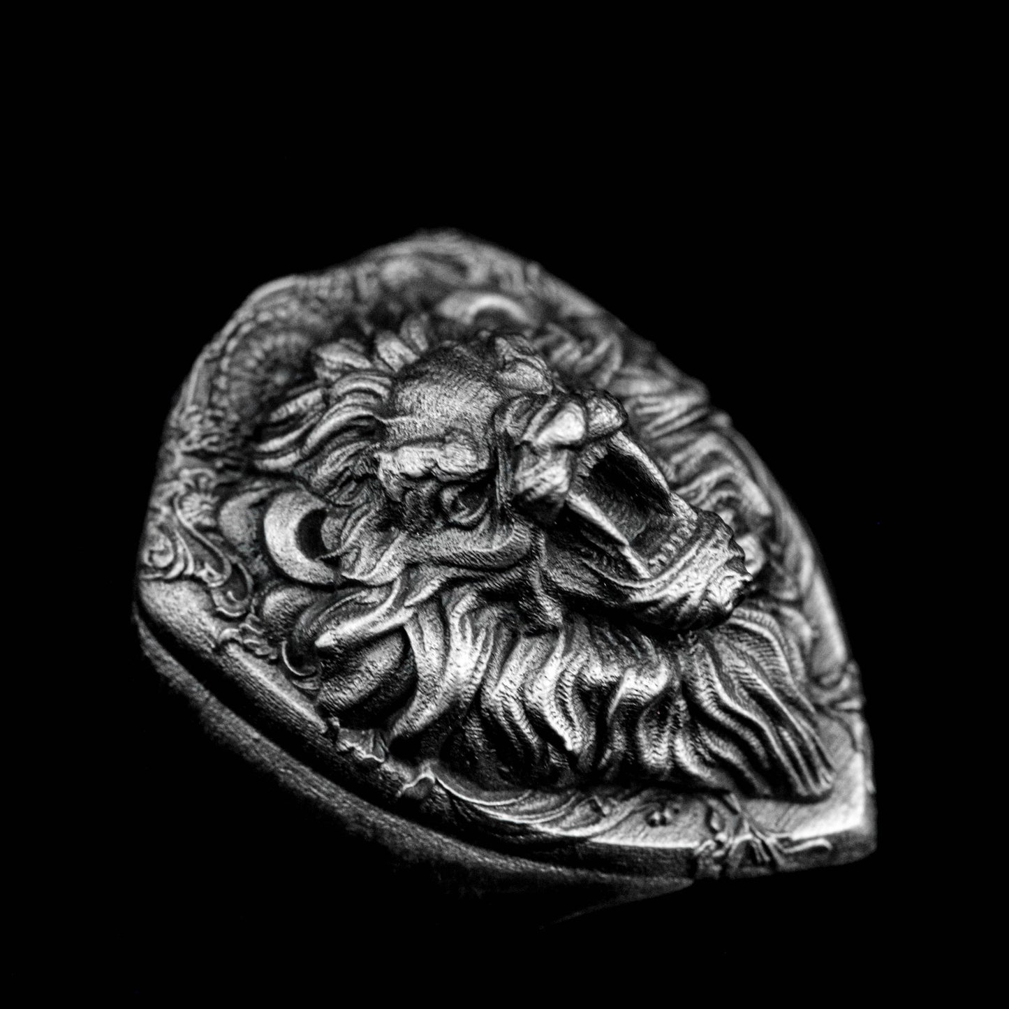 Shield-shaped lion ring, lion king brass ring, domineering men's ring, new silver ring with embossed design, mythical beast open ring