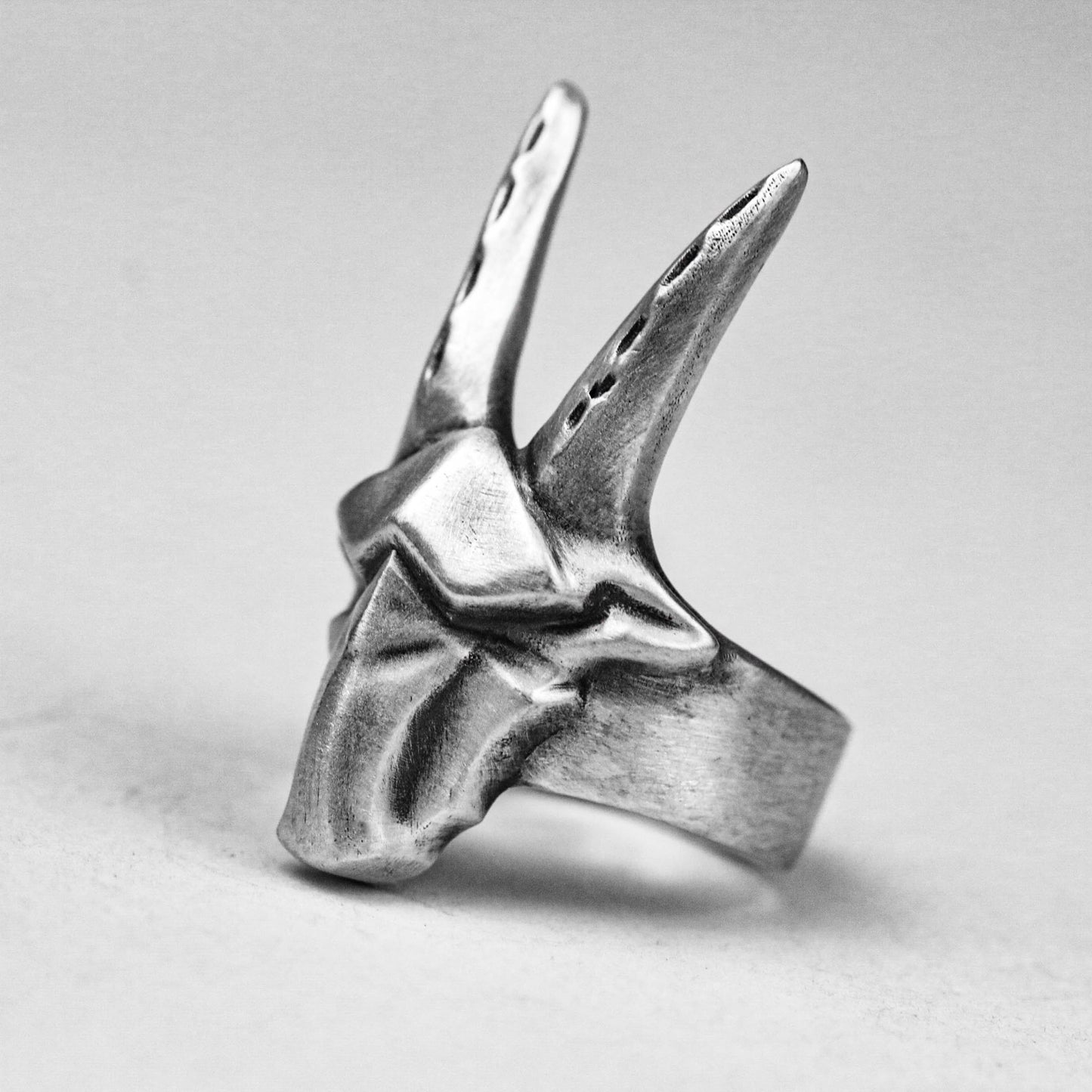 Geometric Goat Head Ring - Ram Horn Skull Jewelry - Plain Silver Sheep Ring - Handmade Abstract Angled Sheep Head Gift - Retro Sheep Jewelry